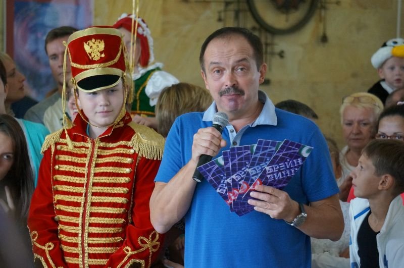 Первый брэйн-ринг для пациентов центра провел знаток клуба "Что? Где? Когда" Андрей Козлов
