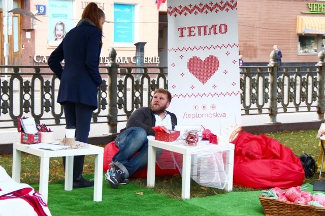 Участники проекта "Тепло" вяжут теплые вещи для детей-сирот
