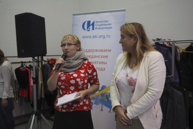 Главный редактор АСИ Елена Темичева и исполнительный директор Благотворительного собрания "Все вместе" приветствуют победителей