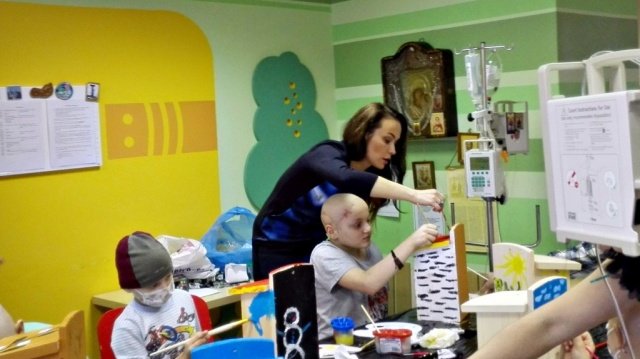 Мария Берсенева помогает расписывать скворечники подопечным центра
