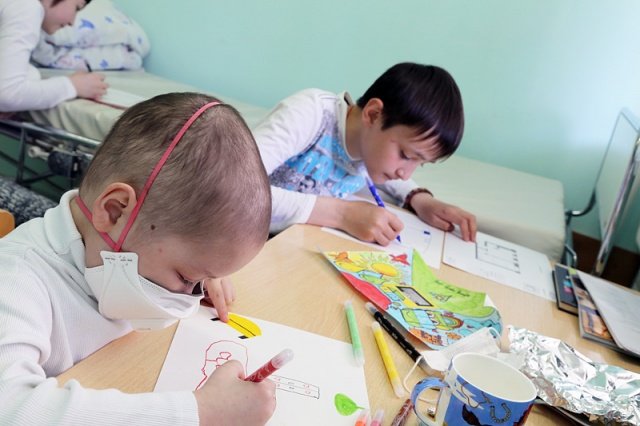 Дети рисуют новый дизайн палат в РДКБ