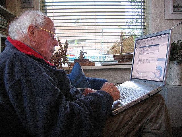 пожилой с компьютером