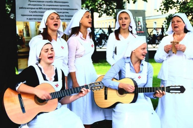 Сестры из Православной службы «Милосердие» собрали зрителей из разных концов парка своими песнями под гитару