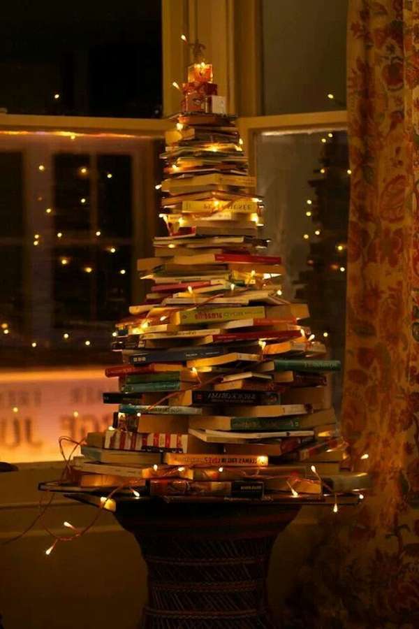 елка из книг