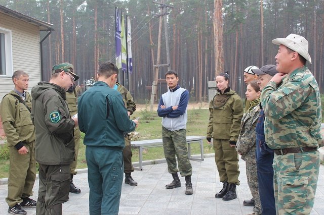 Руководитель Забайкальского нацпарка Михаил Овдин дает инструктаж волонтерам (2)