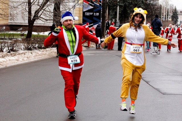 В 2015 году наряду с Дедами Морозами в забеге участвовали Снегурочки, Зайчики, Белочки и другие персонажи