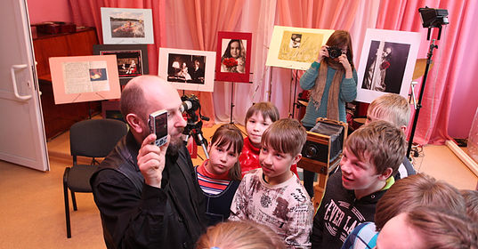 воспитанники Спицынского детского дома знакомятся с кировским фотографом Александром Воробьёвым