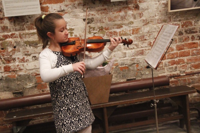 Дочь Елены Мещеряковой Оля играет на скрипке