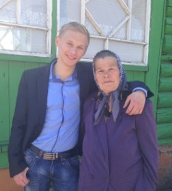 Егор Яковлев с бабушкой