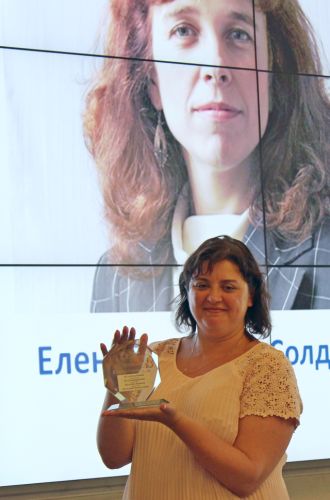 Исполнительный секретарь Форума Доноров Ольга Барнашова с наградой для Елены Тополевой