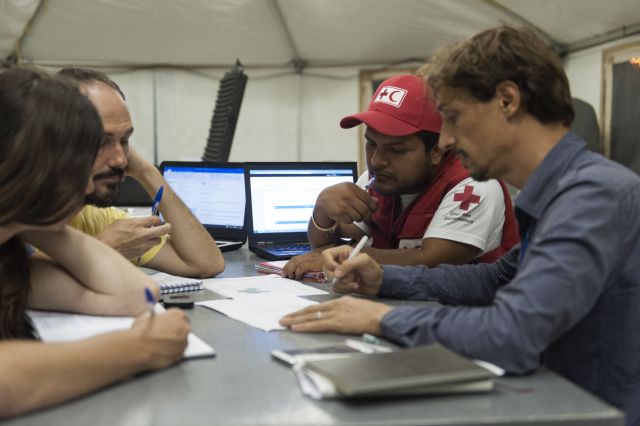Reunión entre representantes del Cluster WASH en el Base Camp de Cruz Roja