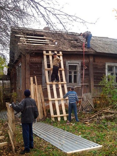 Волонтеры чинят крышу по просьбе бабушки, позвонившейна горячую линию