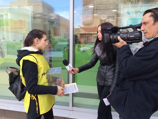 Журналисты ТВ-Экспресс берут интервью у активиста "Ауреи" на улице Пензы