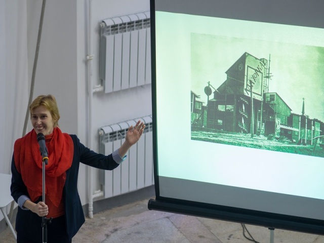 Заместитель директора Государственного музея архитектуры имени Щусева Александра Степина читает лекцию об авангарде и конструктивизме