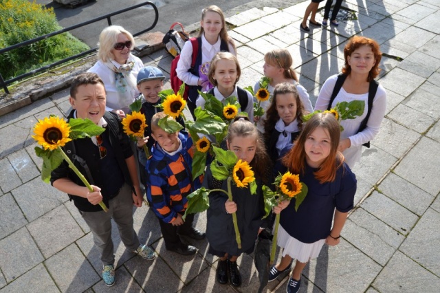 Участники акции "Дети вместо цветов" из Петровской школы №1 