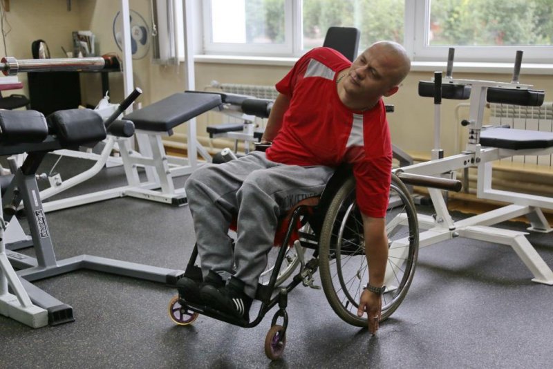 Спинальники. Тренировка инвалидов. Спортивная реабилитация инвалидов. Занятие спортом инвалиды. Упражнения для колясочников.