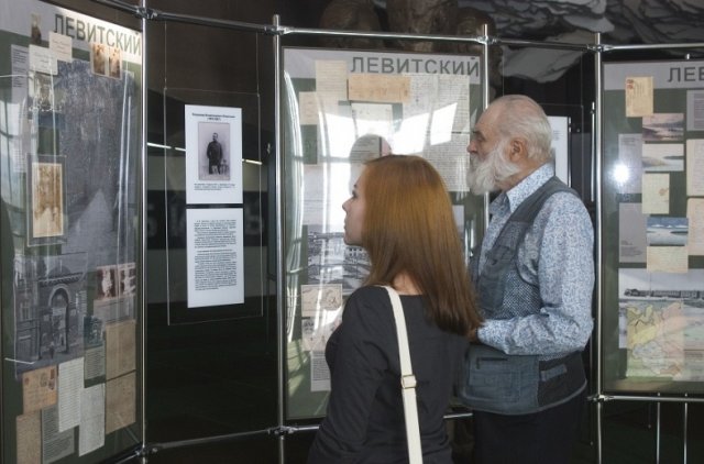 Выставка писем политзаключенных в новосибирском Академгородке. 