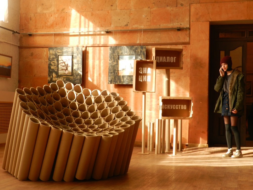 панно из бытовых отходов. современное искусство из мусора. креативные инсталляции. инсталляция из вторсырья. фигуры из мусора.