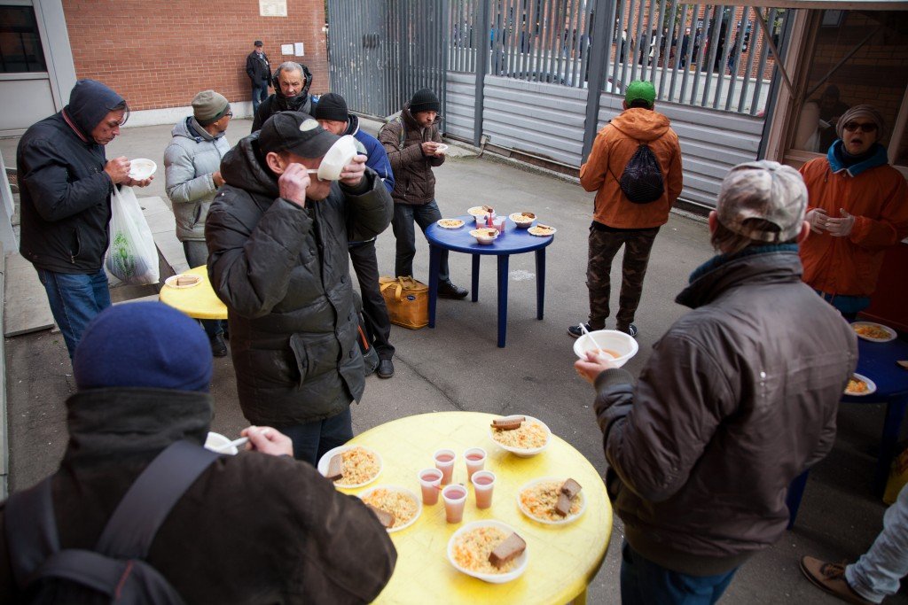 Еда для бездомных. Обеды для бездомных. Пища бомжа. Социальные обеды для бездомных. Обеды в Москве для бездомных.