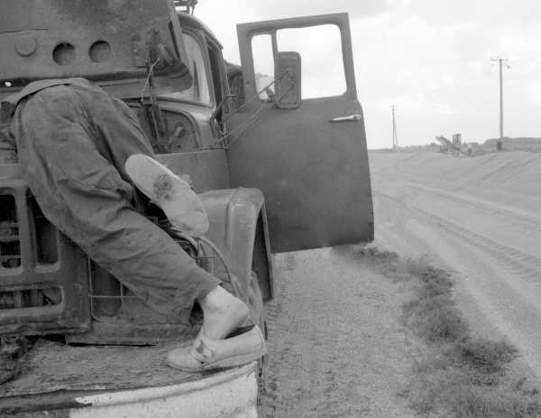 Очки для водителя до и после. Амкодор в поле. Окно дальнобойщика. Водитель в поле. Поле на шоферов.