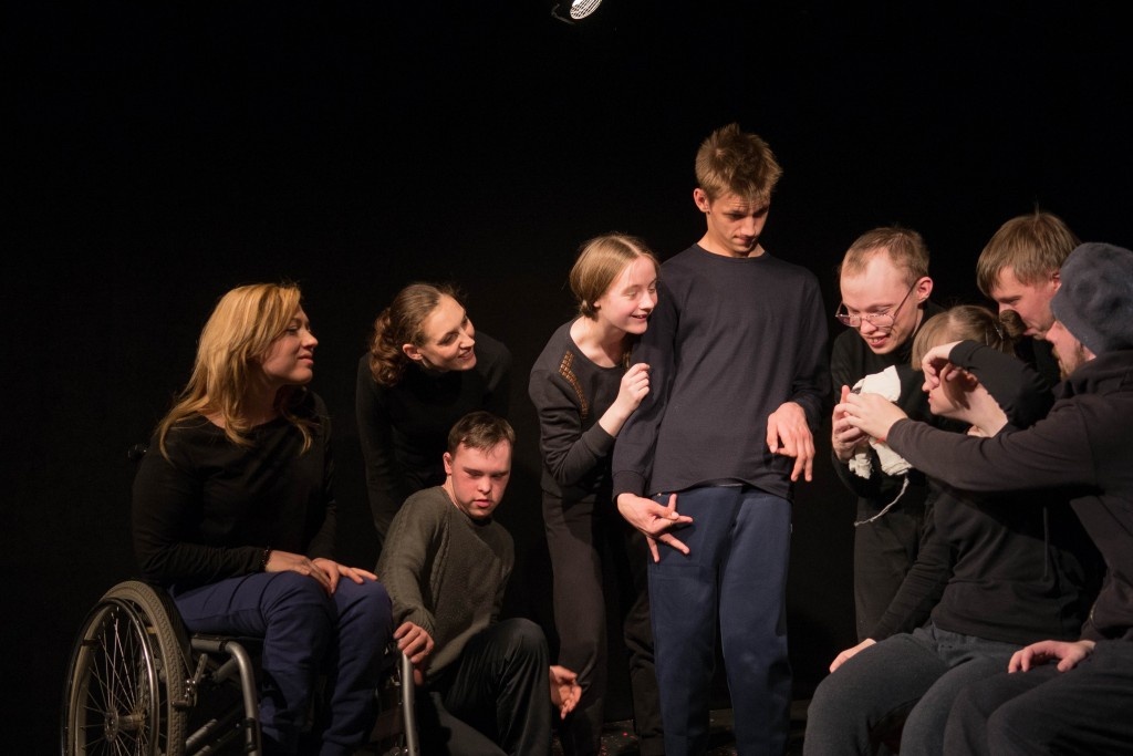 Спектакль для слабовидящих. Инклюзивный театр. Театр инклюзион школа. Инклюзивный театр. Инклюзивный театр.