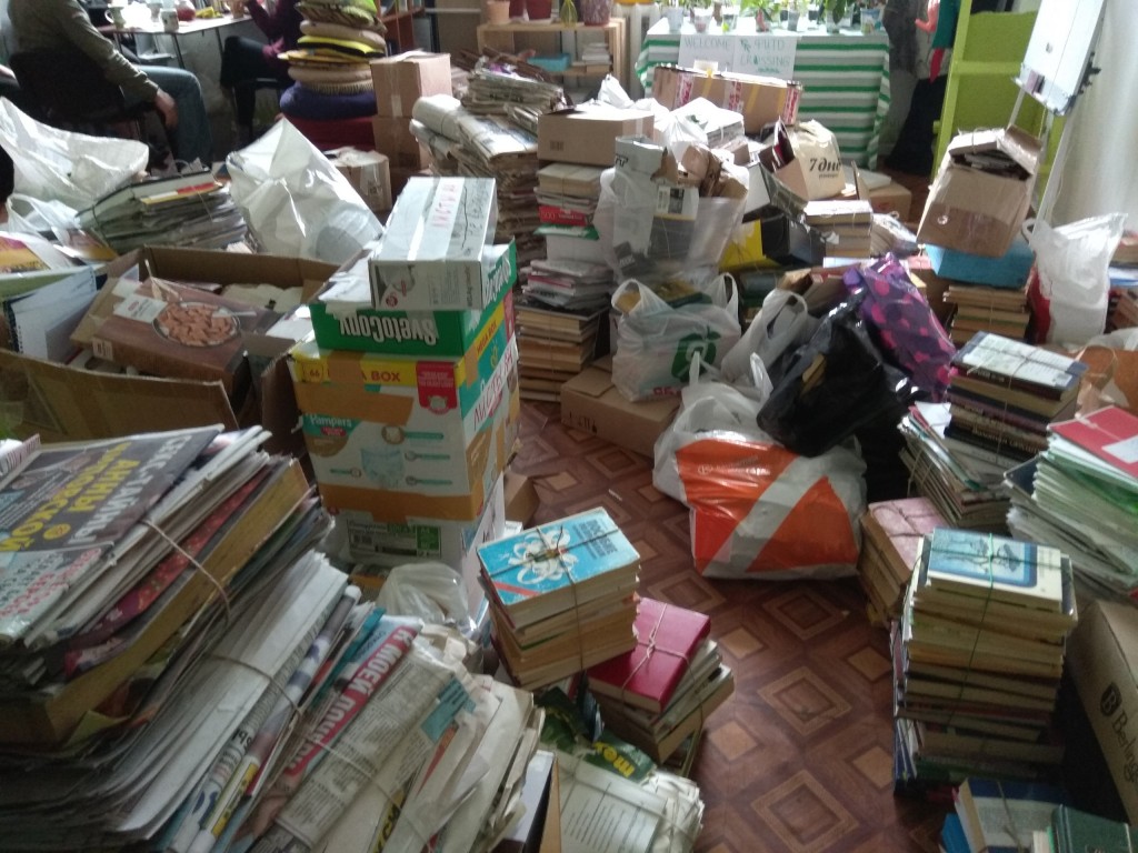 Где в мурманске можно сдать. Кот и макулатура. Коробка сложенная макулатура. Сколько стоит сдать кровь на донорство. Где в мурманске можно сдать.