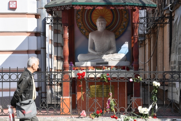 Цветы у посольства Шри-Ланки в Москве