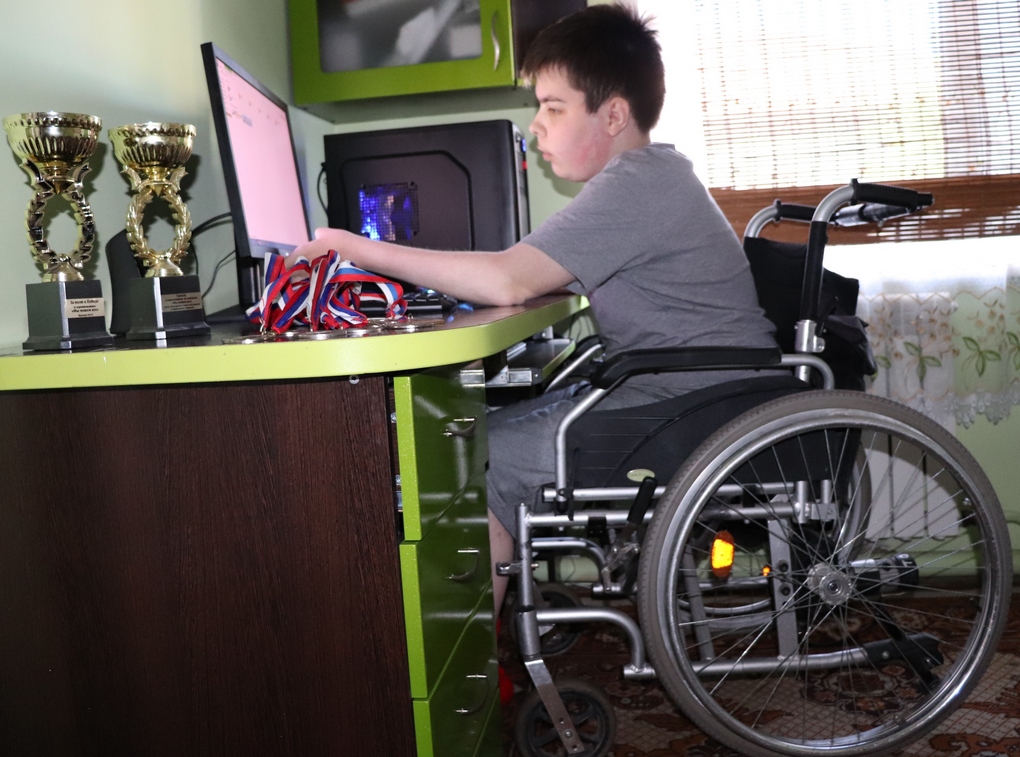 Работа инвалидам детства. Компьютер для инвалидов. Людей с ограниченными возможностями компьютер. Инвалид за компьютером. Колясочник за компьютером.
