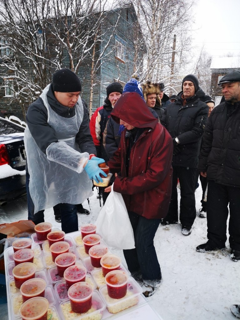 Еда для бездомных. Добрый мир Мурманск благотворительный фонд. Раздача еды бездомным. Столовая для бездомных. Раздают еду бездомным.