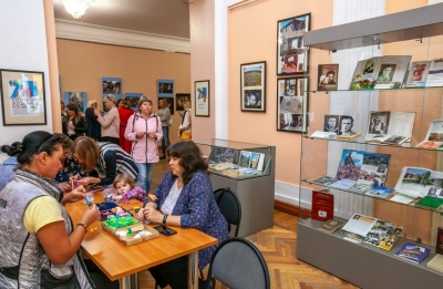 Бабушка вяжет носки картинки для детей