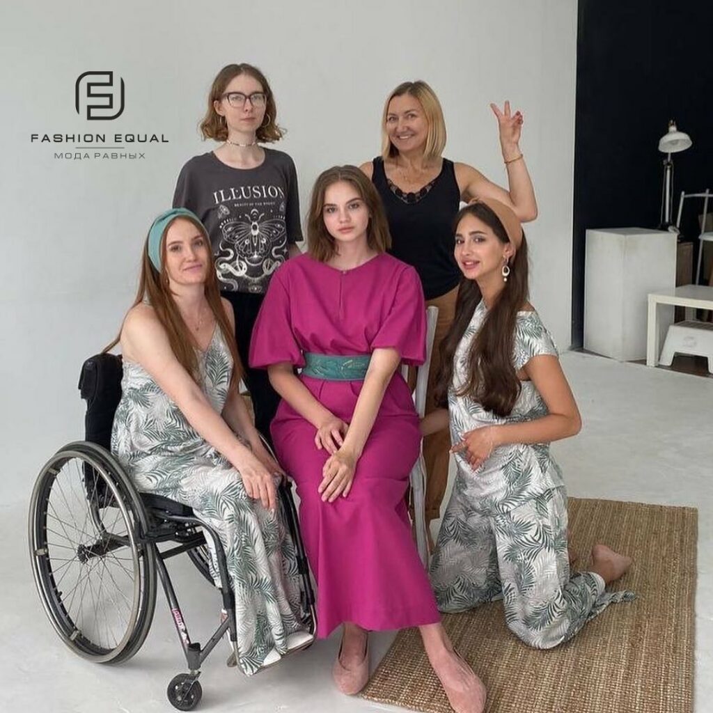 Бренд «Мода равных» показал коллекцию одежды для женщин в инвалидных колясках