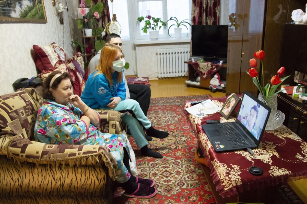 В Самарской области молодые волонтеры открыли для людей пожилого возраста биографическую мастерскую