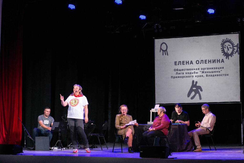 «Это спектакль про то, как быть живым»: как лидеры приморских НКО сыграли в постановке о благотворительности 14