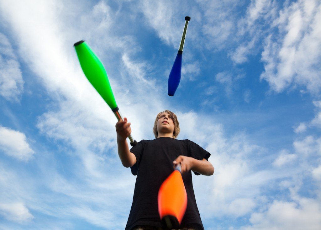 Juggling iz cool. Жонглер. Жонглировать. Булава жонглера. Палки для жонглирования.